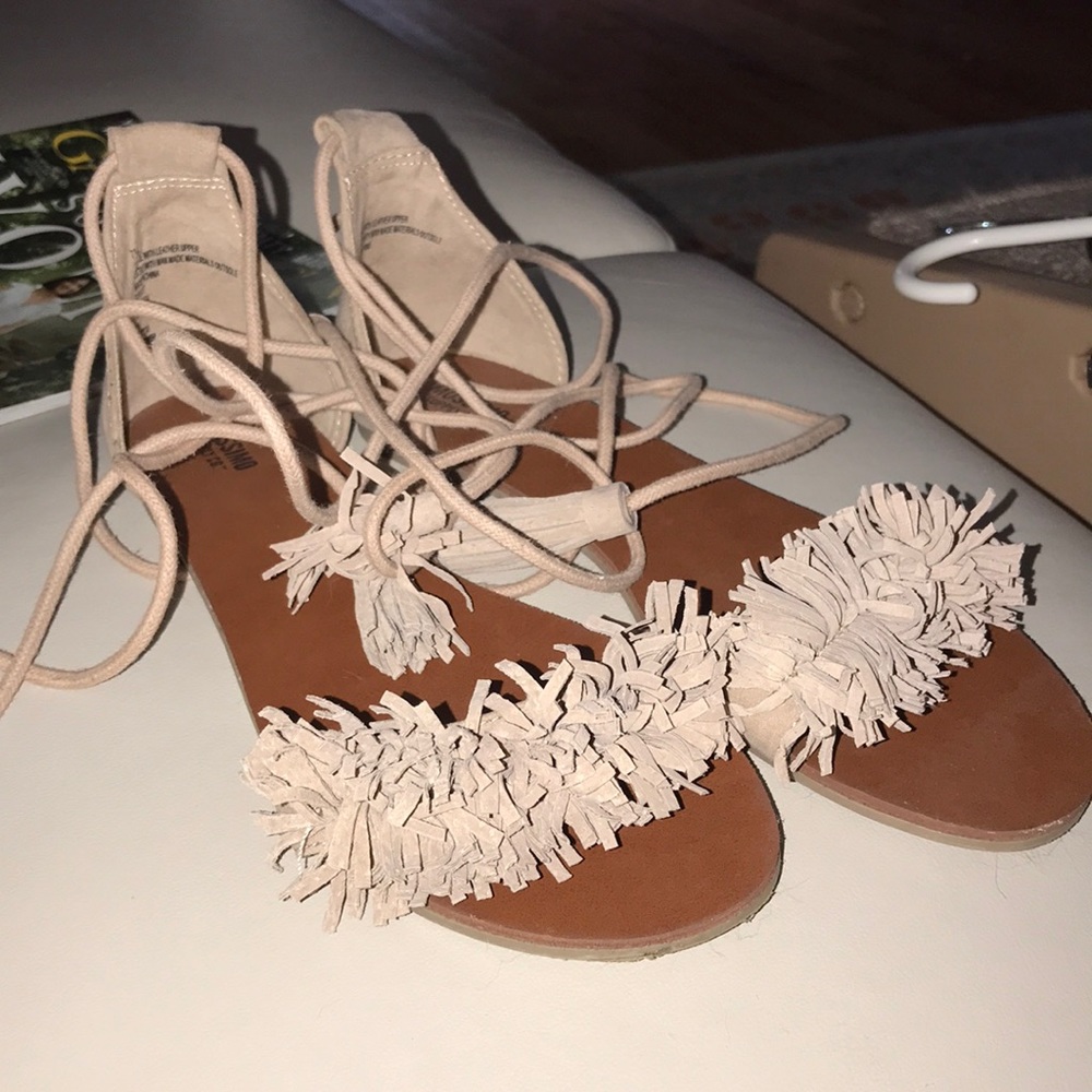 Lace up ankle beige tan fringe flats 7.5
